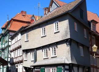 Transakcje i obrót nieruchomościami