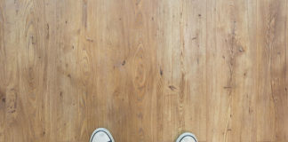 Jak idealnie zadbać o czystość paneli i parkietów?