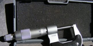 Z czego składa się mikrometr?