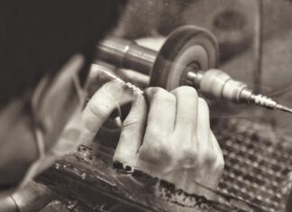 Ile kosztuje polerowanie całego samochodu? Ile kosztuje polerowanie całego samochodu?