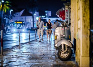 Czy skuterem do 50 ccm można kierować bez uprawnień? Czy skuterem do 50 ccm można kierować bez uprawnień?