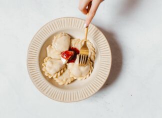 Najciekawsze pomysły na szybki obiad gotowy do odgrzania – sprawdź! pierogi z białym serem